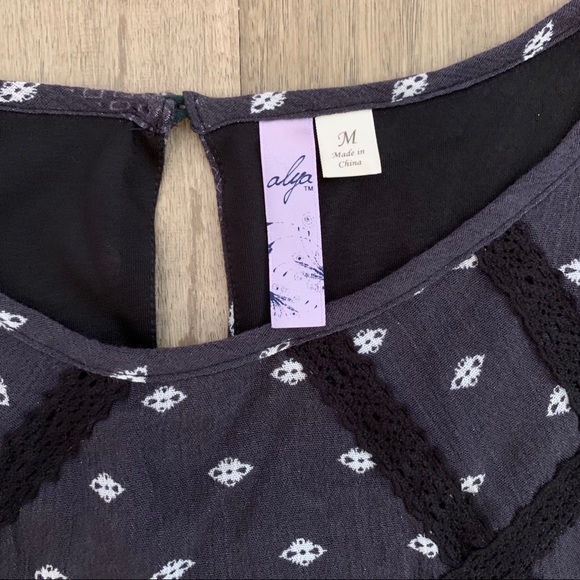 Francesca’s Pattern Dress - Picture 4 of 4